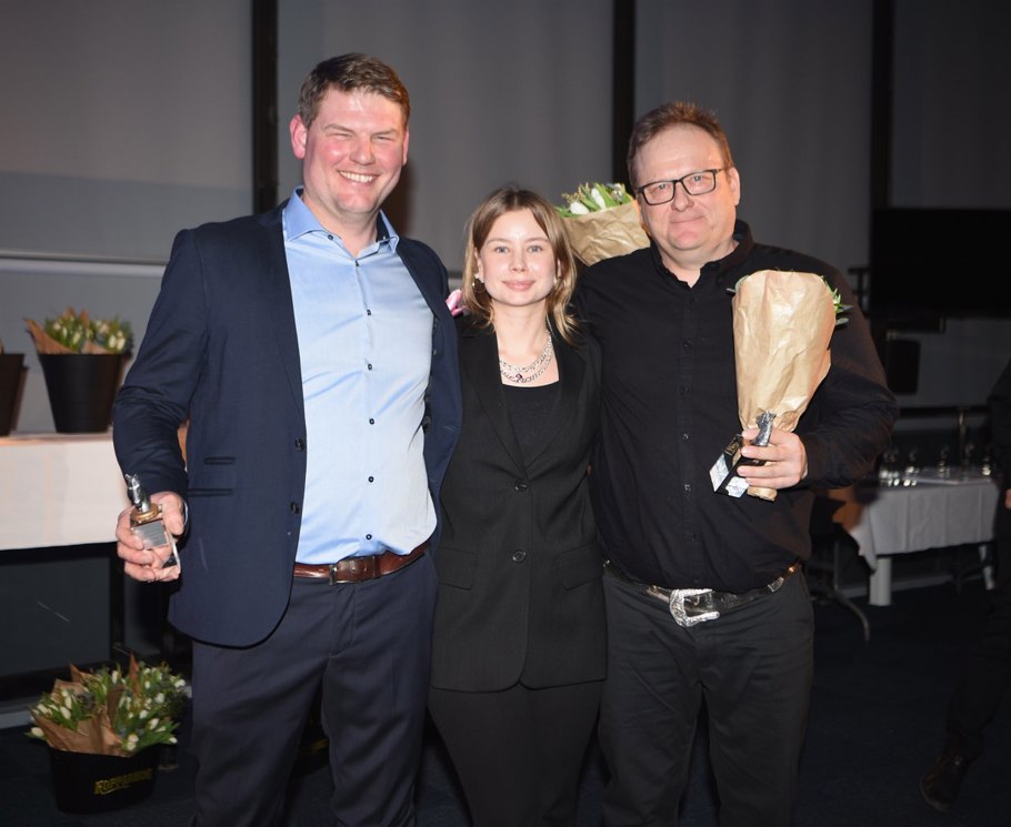 Årets Treåriga varmblod Global Dancer (Amanda Jansson prisutdelare).jpg