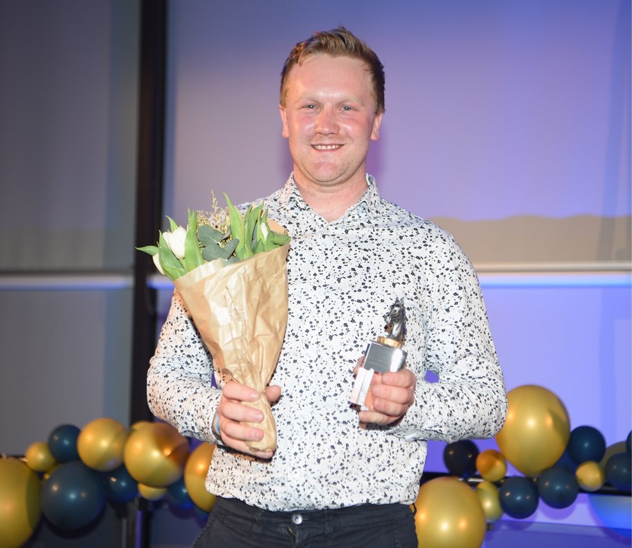 Oskar Kylin Blom årets kusk.jpg