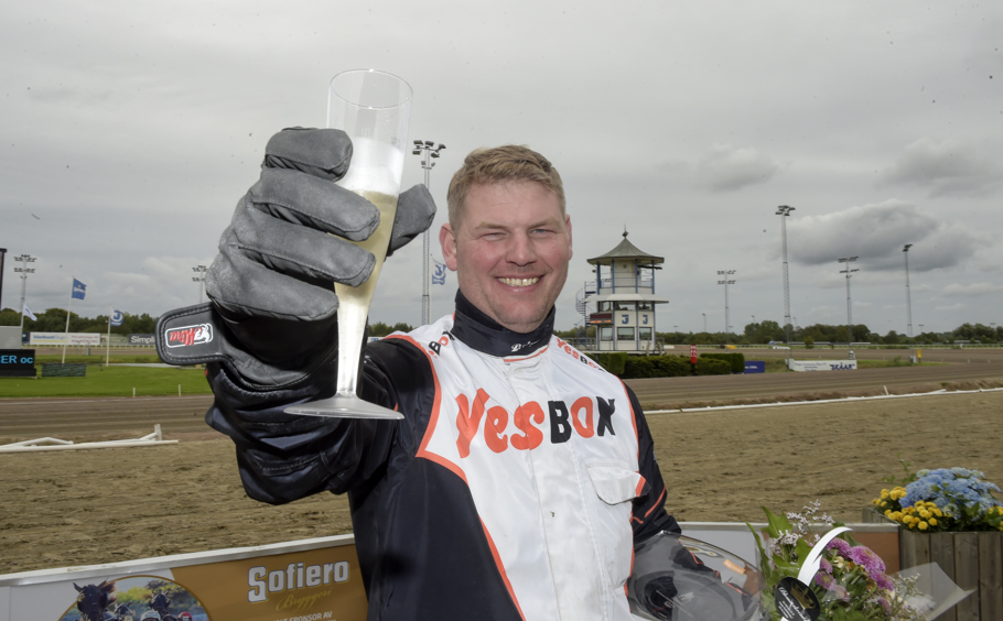 Fredrik Wallin 230903 skålar champagne.jpg